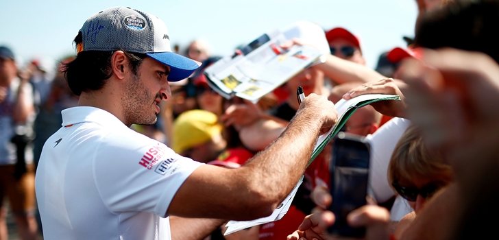 Sainz firma autógrafos en Francia