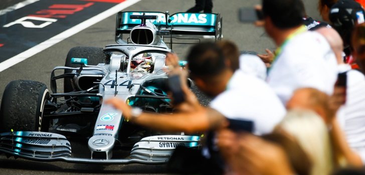 Los ingenieros de Mercedes vitorean a Hamilton tras su triunfo