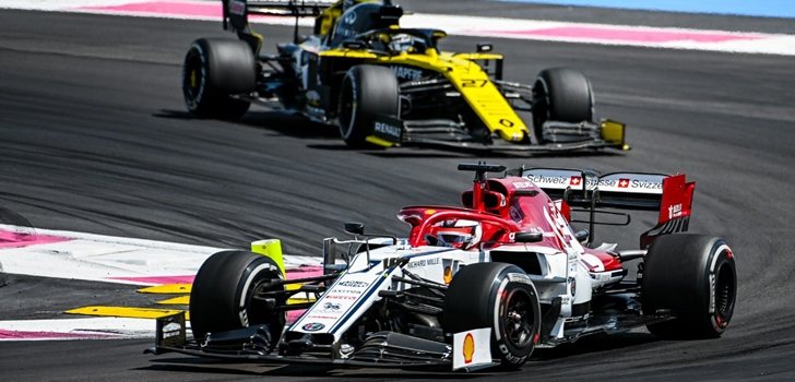 Räikkönen se defiende de Hülkenberg en Francia