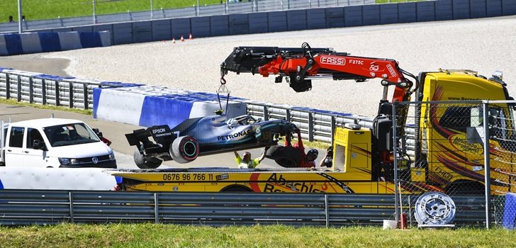 La grúa retira el coche de Bottas tras su accidente en FP2