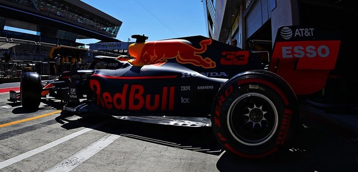 Verstappen sale de su box en Austria