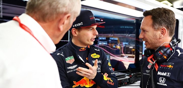 Verstappen mantiene una conversación con Horner y Marko