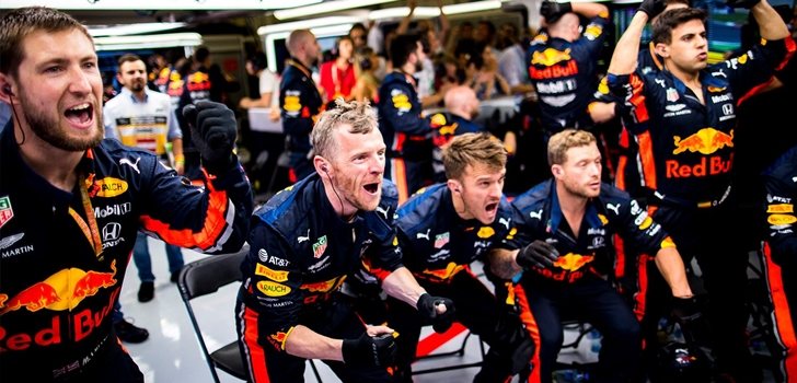 Los mecánicos de Red Bull celebran el triunfo de Verstappen en Austria