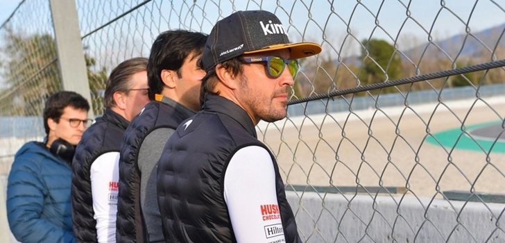 Alonso, junto a Sainz y Brown en los test de Barcelona