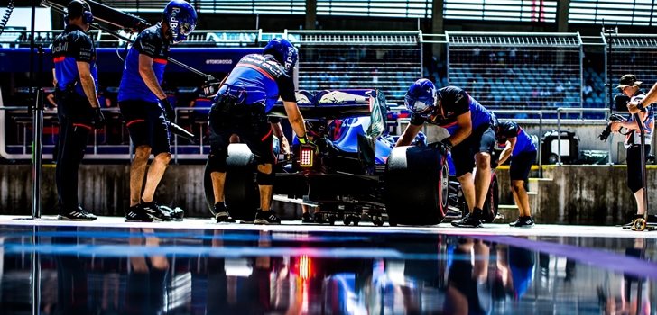 Los mecánicos de Toro Rosso trabajan en el monoplaza