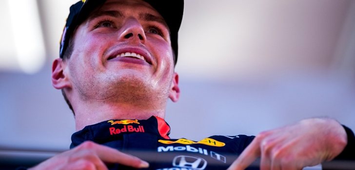Verstappen celebra su victoria en el podio de Austria