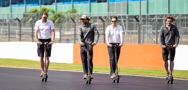 Sainz se pasea por el circuito de Silverstone