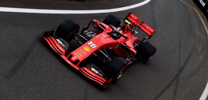 Leclerc, en el pit lane de Silverstone