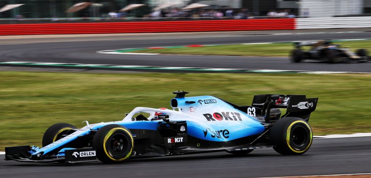 george russell pilotando el williams en silverstone 2019