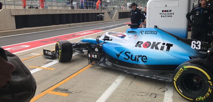 Russell sale de boxes en Silverstone