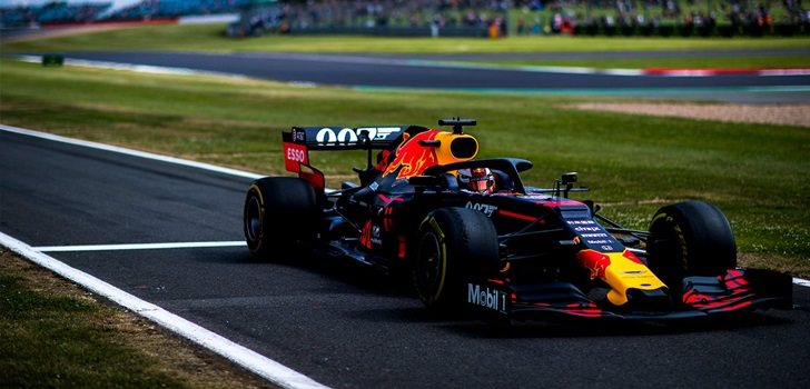 Verstappen entra al pit lane de Silverstone