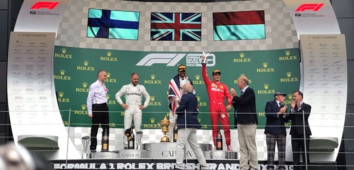 Leclerc muestra su trofeo en el podio de Silverstone