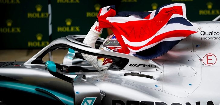 Hamilton ondea la bandea de su país en Silverstone