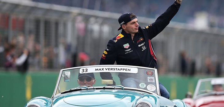 Verstappen saluda a la afición de Silverstone