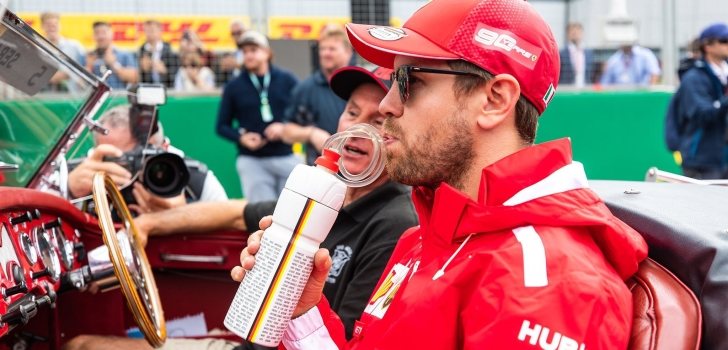 vettel con su botella de los nombres del equipo silverstone 2019