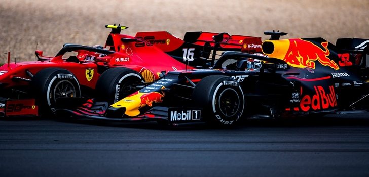 Verstappen lucha con Leclerc en Silverstone