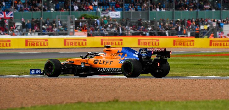 Carlos Sainz pilotando su MCL34 en Silverstone