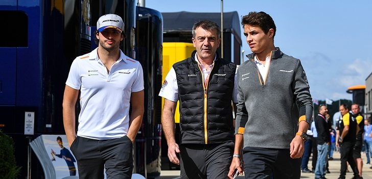 Sainz, junto a Norris y un ingeniero de McLaren