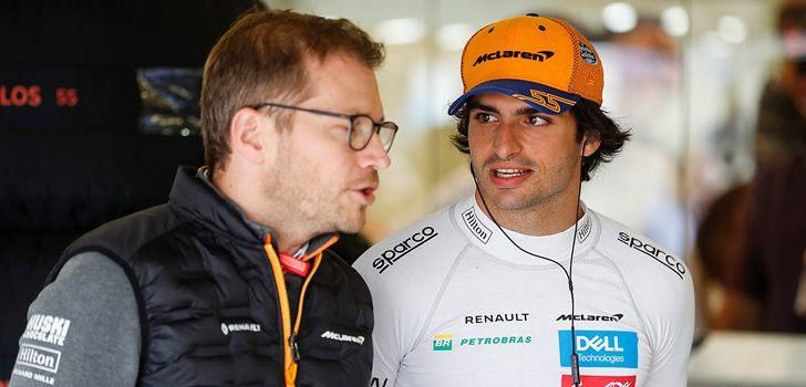 Carlos Sainz mantiene una conversación con Andreas Seidl