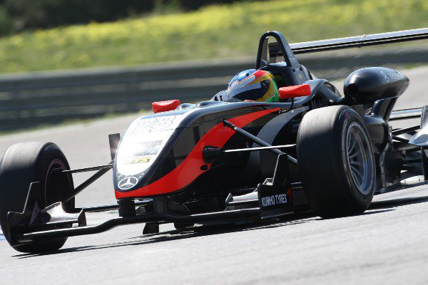 Roberto Merhi sorprende en su primera jornada de test de F3