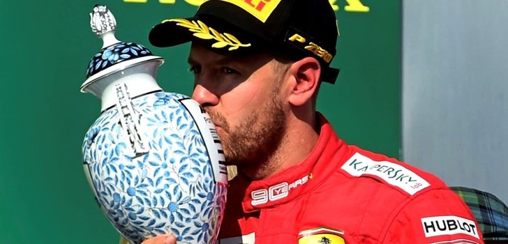 Vettel besa su trofeo en el podio de Hungaroring