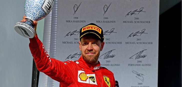 Sebastian Vettel muestra su trofeo en el podio de Hungría