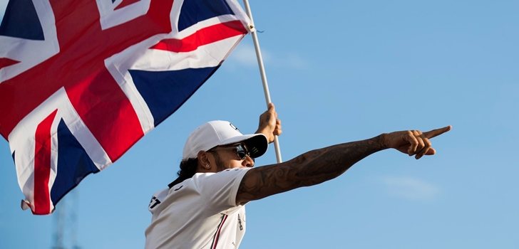 Hamilton ondea la bandera de Gran Bretaña