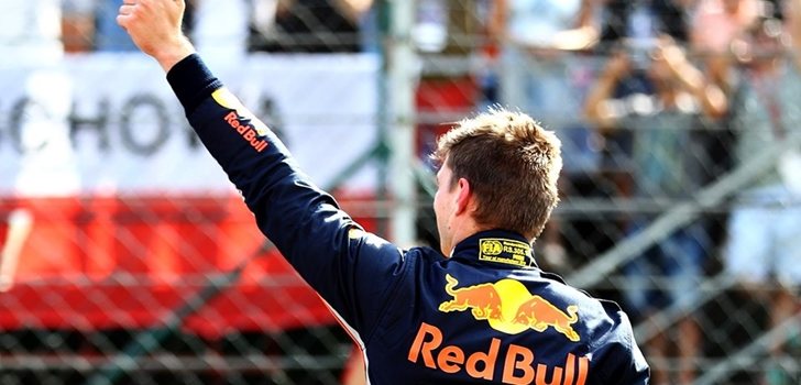 Max Verstappen saluda a sus aficionados en Hungría