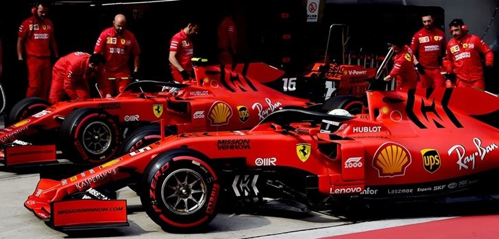 Vettel y Leclerc, en el pit lane de Hungría