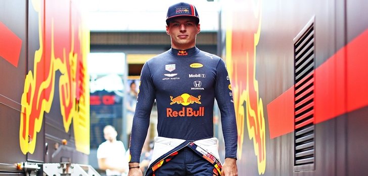 Max Verstappen pasea por el paddock de Hungría