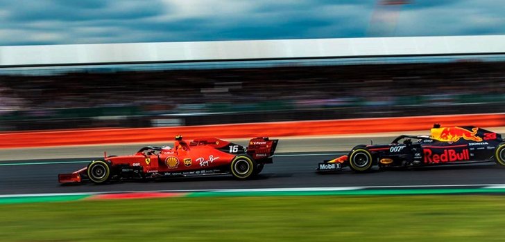 Leclerc lucha con Verstappen en Silverstone