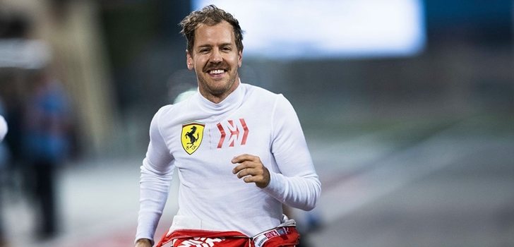Sebastian Vettel corre por el paddock de Fórmula 1