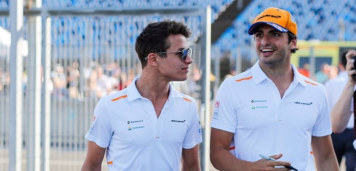 Lando Norris y Carlos Sainz pasean por el paddock de Hungría