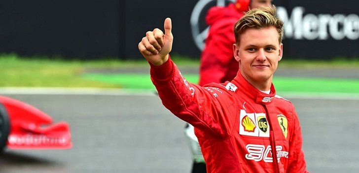 Mick Schumacher saluda a su afición