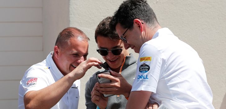 Lando Norris, junto a dos de sus ingenieros