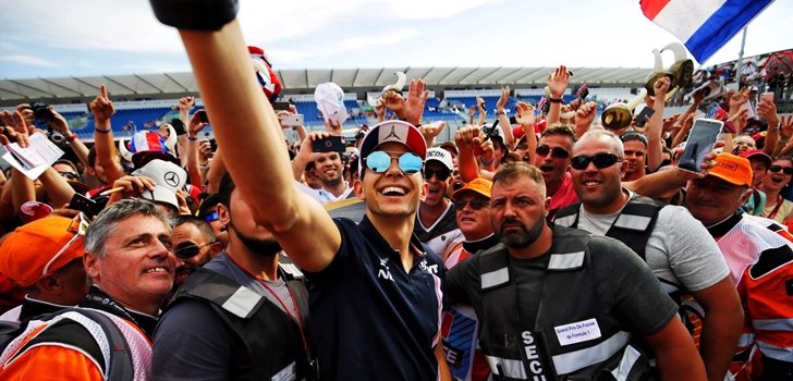 Esteban Ocon se fotografía junto a sus aficionados