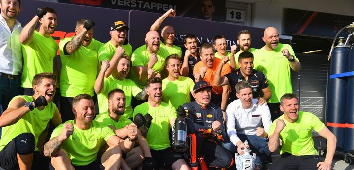 Verstappen celebra su segundo puesto en Hungría