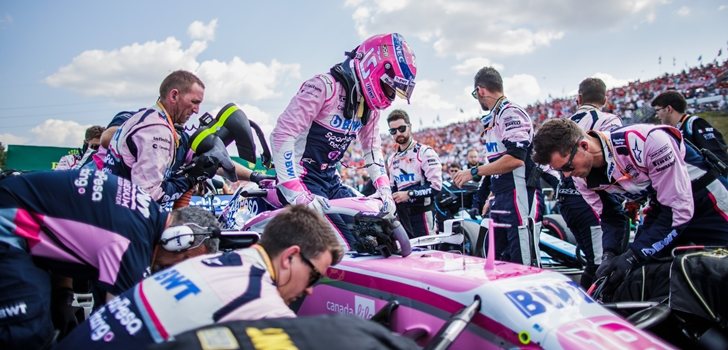 Lance Stroll se sube a su monoplaza en Hungría