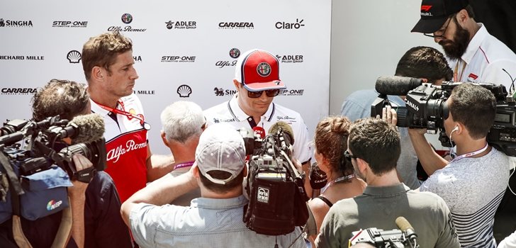 Kimi Räikkönen atiende a los medios de comunicación en Hungría