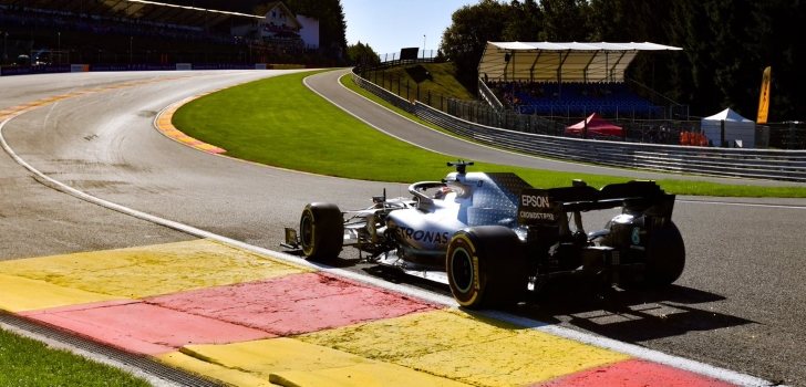 Lewis Hamilton encarando Eau Rouge