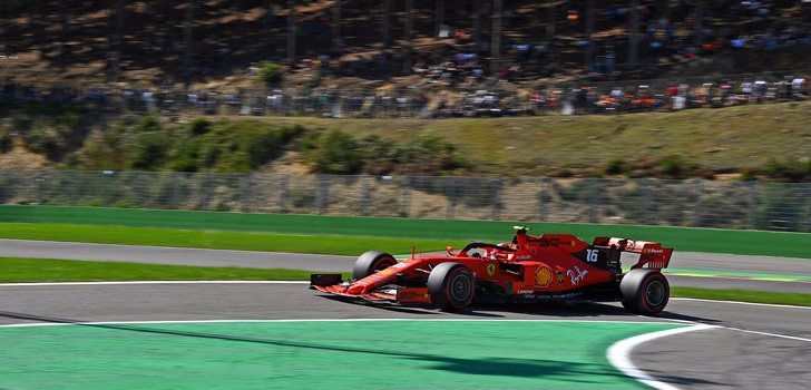 Leclerc entra a boxes en el GP de Bélgica