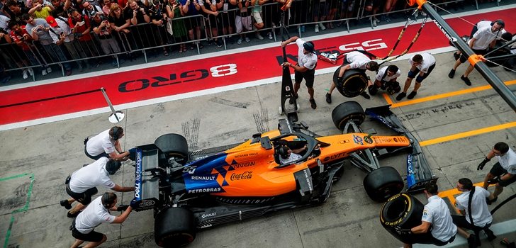 Los mecánicos de McLaren empujan el monoplaza de Sainz en Monza