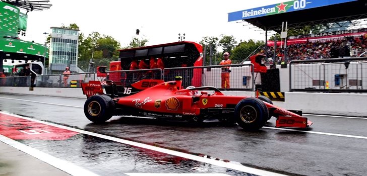 Charles Leclerc, en el pit lane de Monza