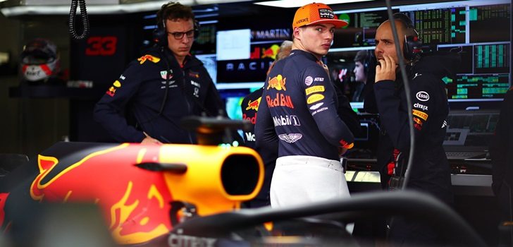 Max Verstappen trabaja junto a su equipo de ingenieros