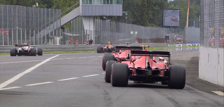 Los Ferrari, preparados para salir del pit lane