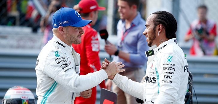 Hamilton saluda a Bottas tras la Qualy de Monza