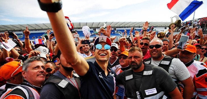 Esteban Ocon se fotografía junto a sus aficionados