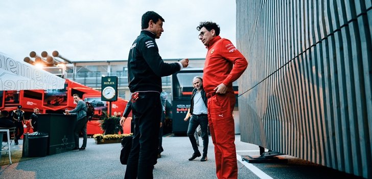 Toto Wolff mantiene una conversación con Mattia Binotto