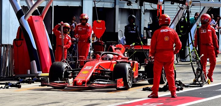 Sebastian Vettel, en el pit lane de Monza