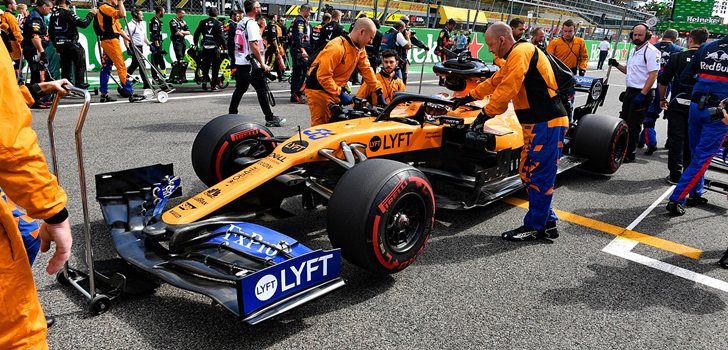 Los mecánicos de McLaren empujan el MCL34 de Sainz